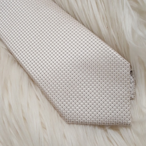 Cream colored tie - Picture 2 of 3